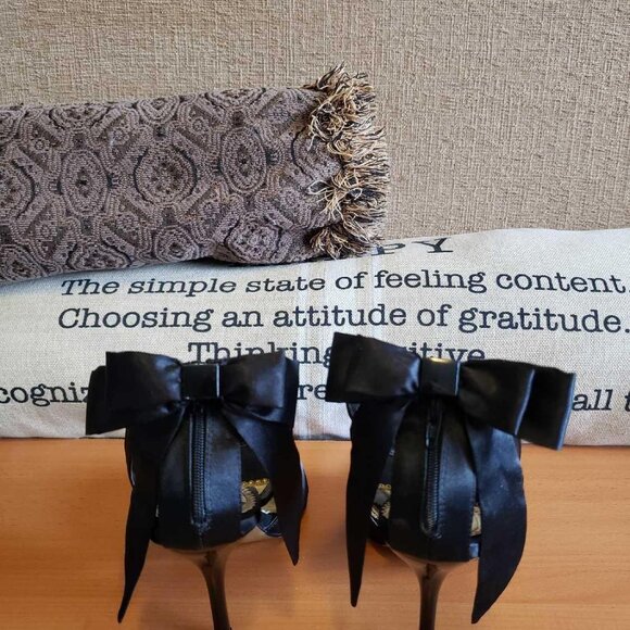 B2 SATIN HEELS WITH BOWS SIZE 9 - Picture 5 of 5